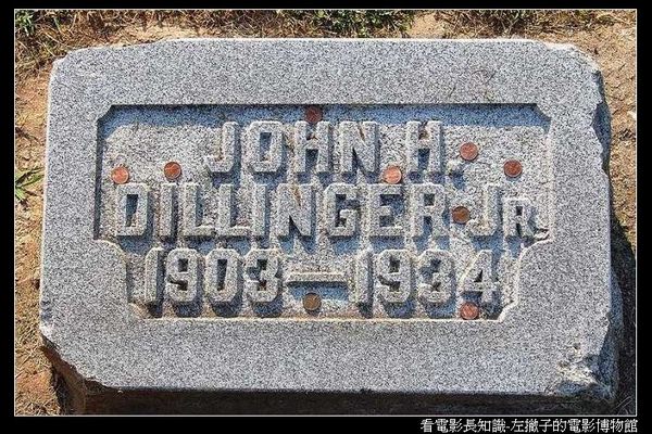 nEO_IMG_800px-John_Dillinger_grave.jpg