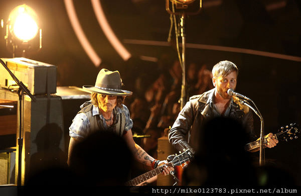 Best-Johnny-Depp-performing-with-The-Black-Keys