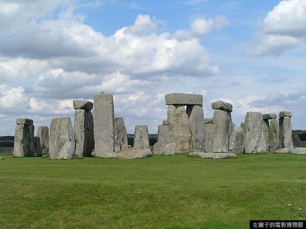 800px-Stonehenge_Total