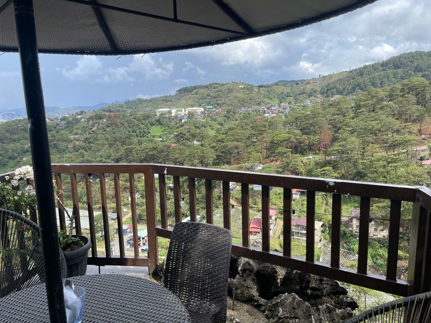 【碧瑤 JIC 附近 No.1 的咖啡廳】風景絕美，食物好吃的峭壁咖啡廳 Rockyard Café