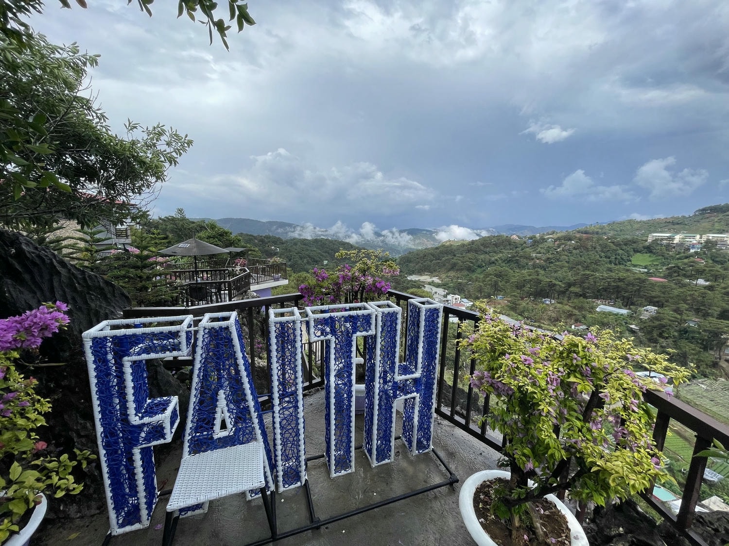 【碧瑤 JIC 附近 No.1 的咖啡廳】風景絕美，食物好吃的峭壁咖啡廳 Rockyard Café